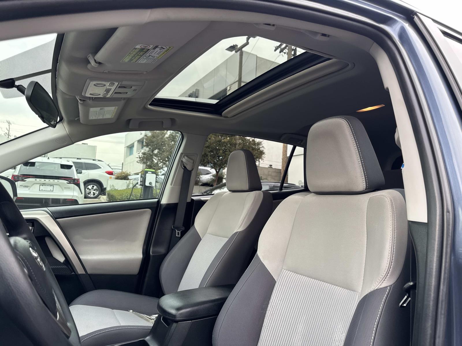 2014 Toyota RAV4 XLE photo 4