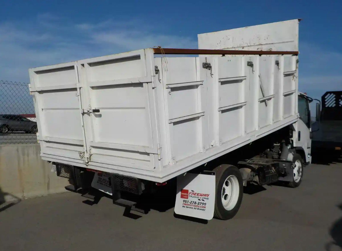 2018 Isuzu NRR photo 3