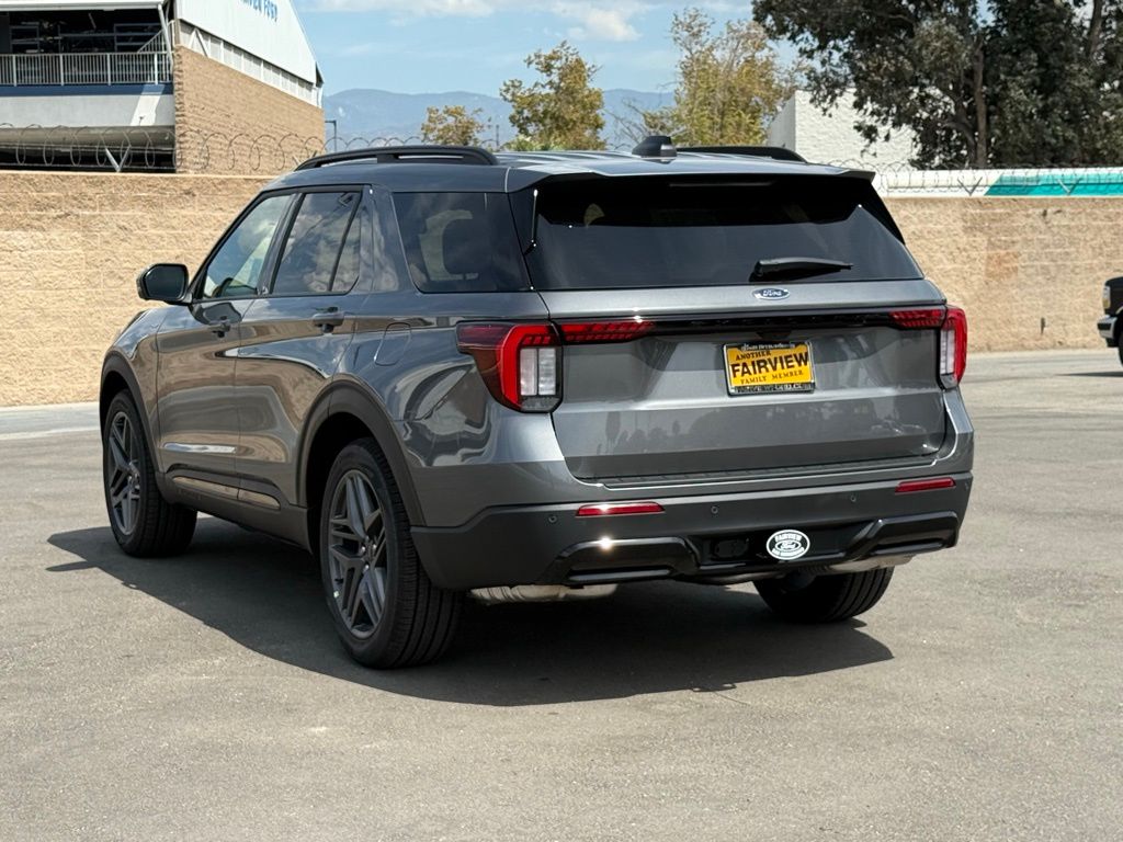 2025 Ford Explorer ST-Line photo 4