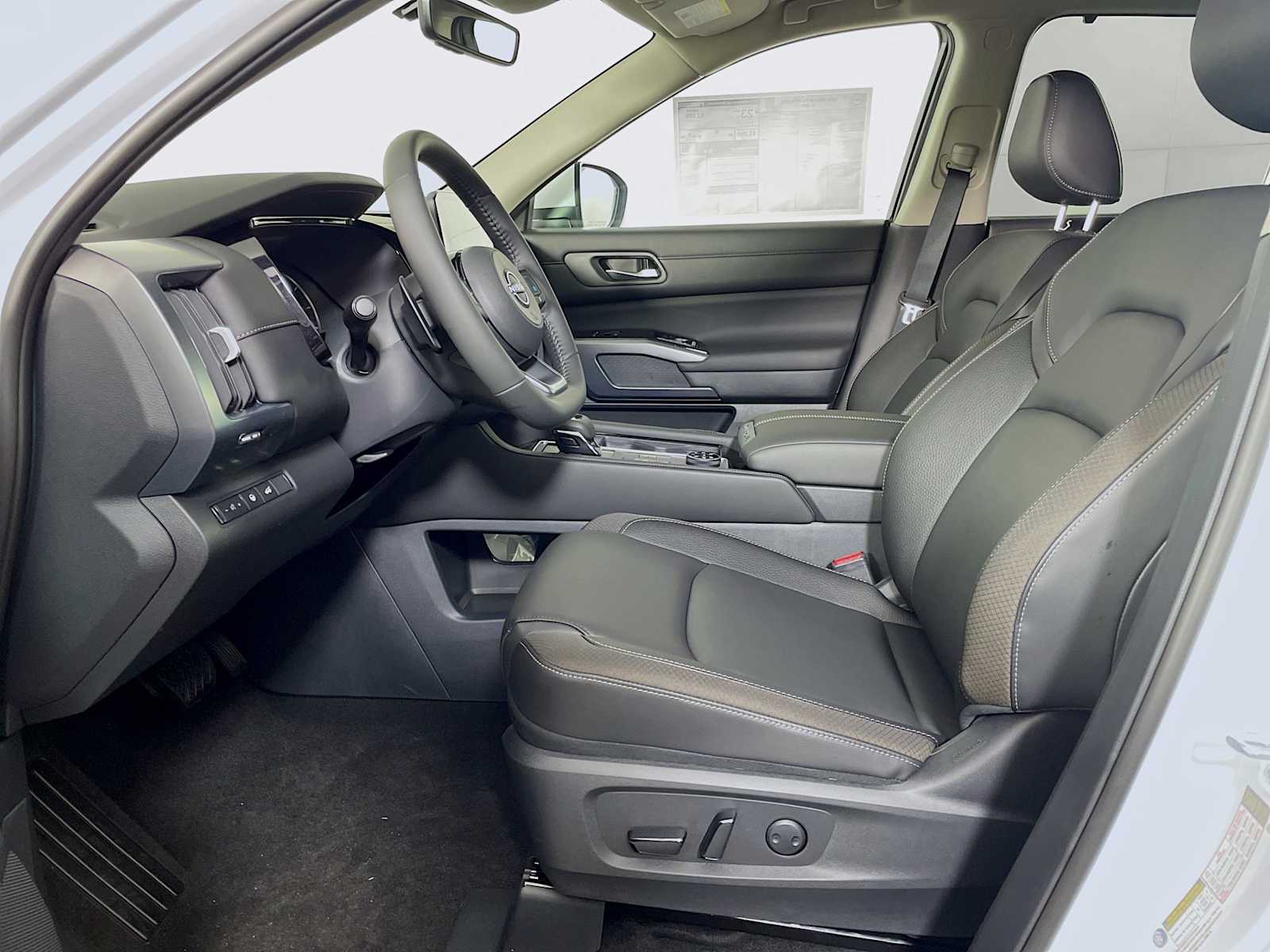 2025 Nissan Pathfinder SL photo 4