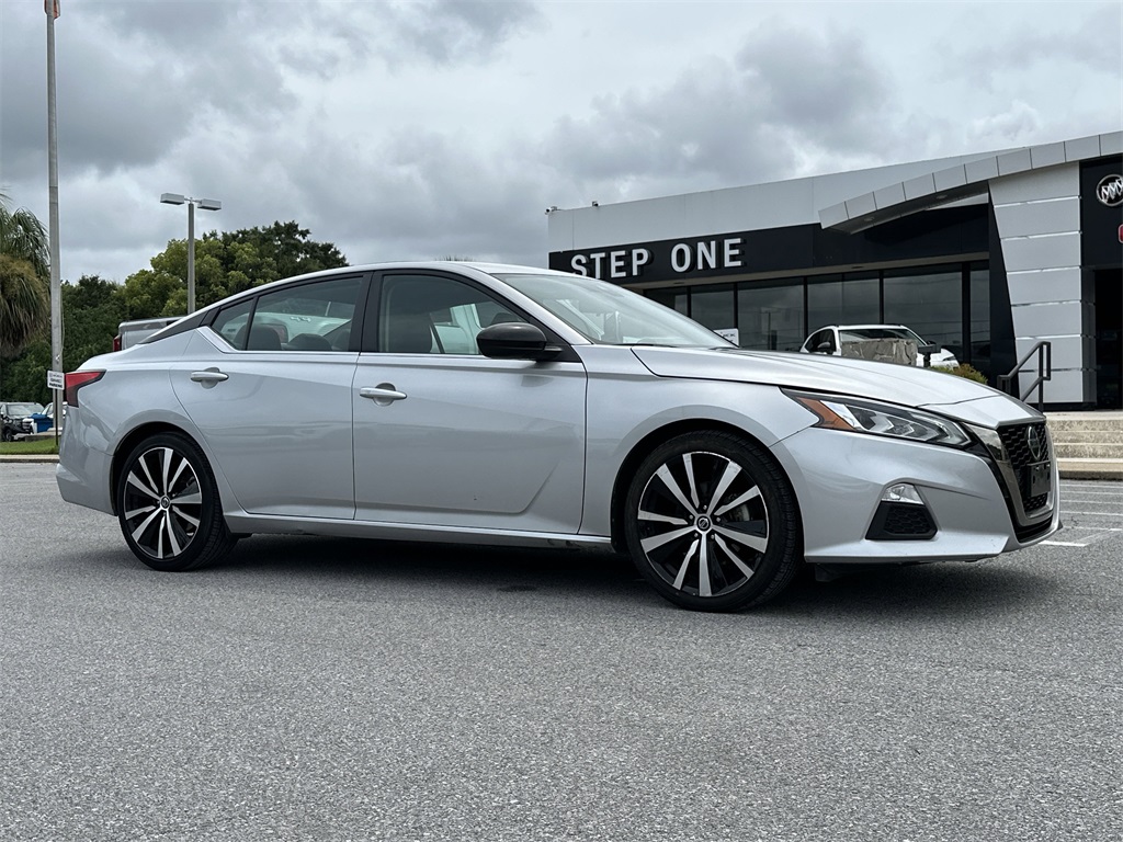 2022 Nissan Altima 2.5 SR photo 9
