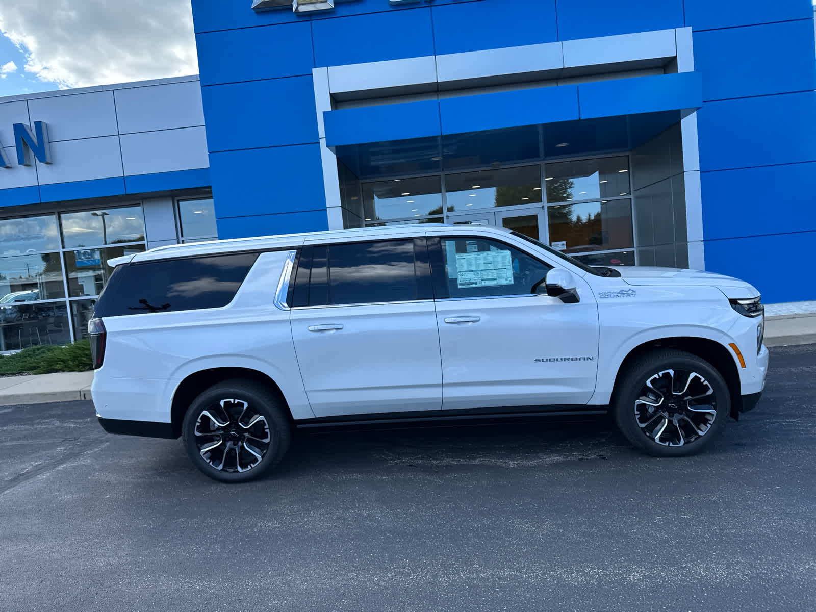 2025 Chevrolet Suburban High Country photo 3