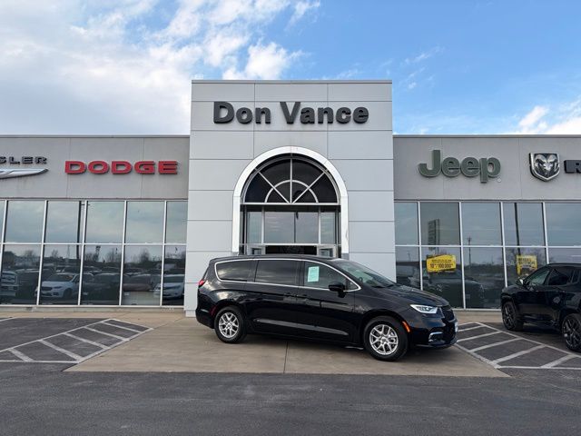 2025 Chrysler Pacifica Select