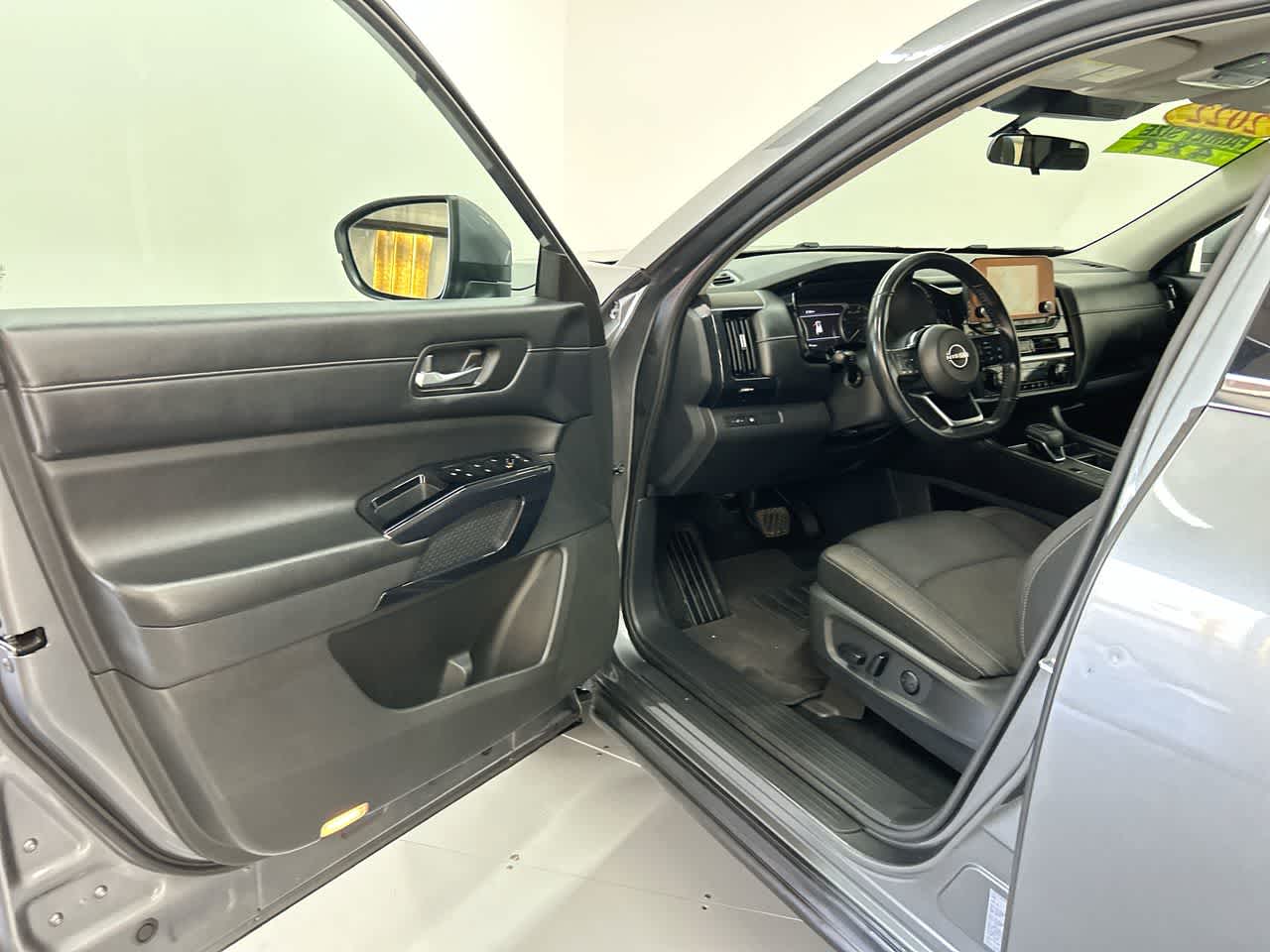 2022 Nissan Pathfinder SV photo 14