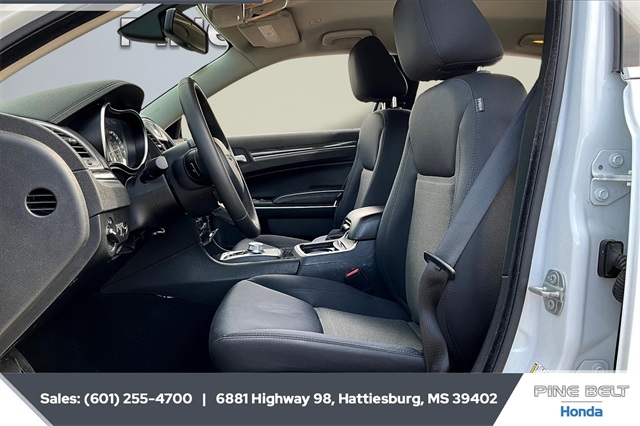 2022 Chrysler 300 Touring photo 16