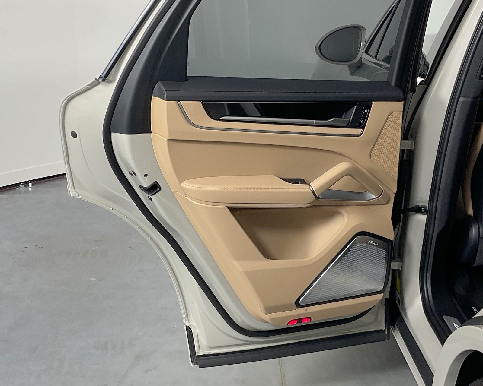 2024 Porsche Cayenne Turbo E-Hybrid photo 27