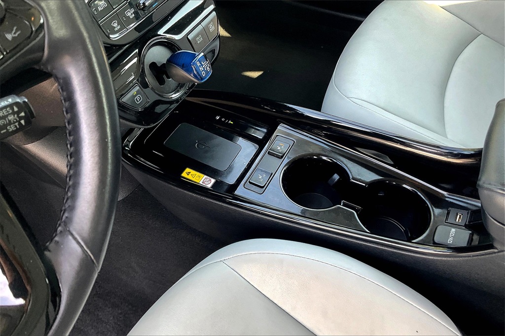 2021 Toyota Prius XLE AWD-e photo 16