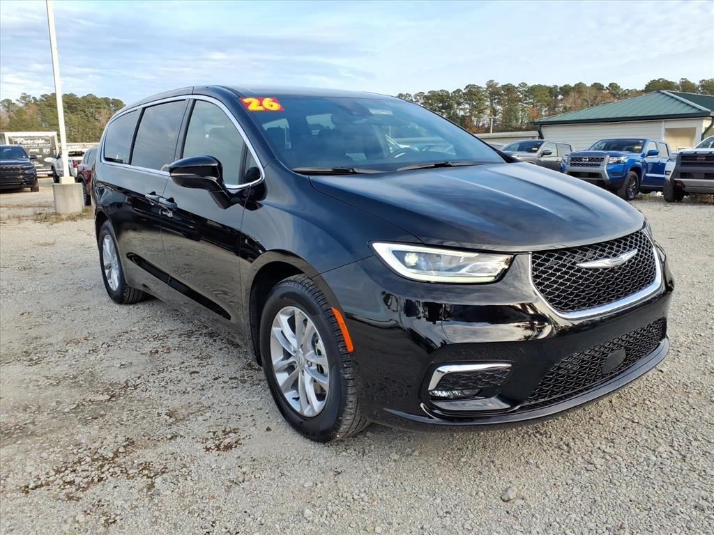 2026 Chrysler Pacifica Select's photo