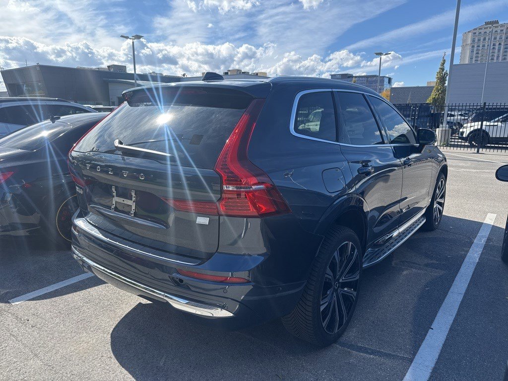 2023 Volvo XC60 Recharge Hybrid Ultimate photo 3