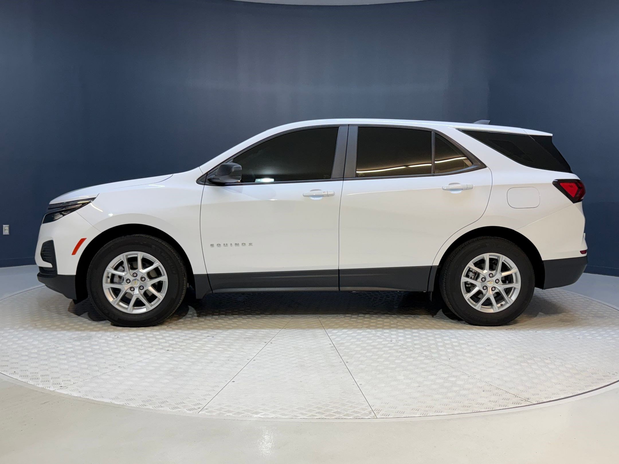 2023 Chevrolet Equinox LS photo 2