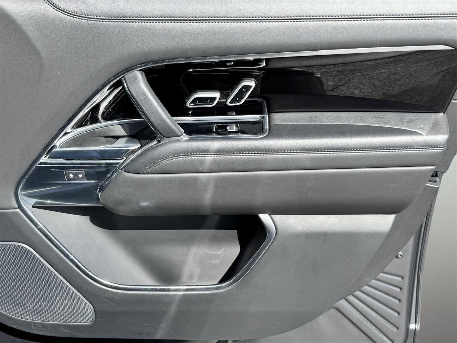 2023 Land Rover Range Rover SE photo 19