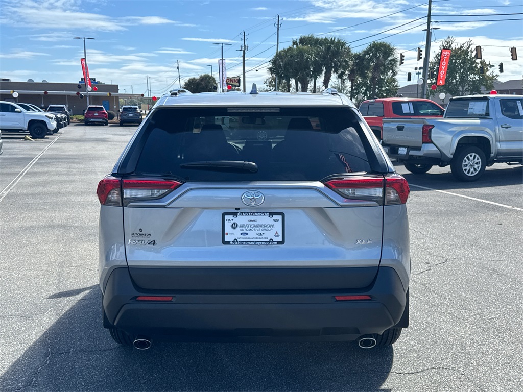 2025 Toyota RAV4 XLE photo 4