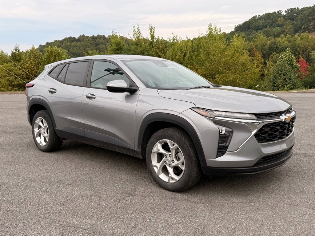 2024 Chevrolet Trax LS photo 4