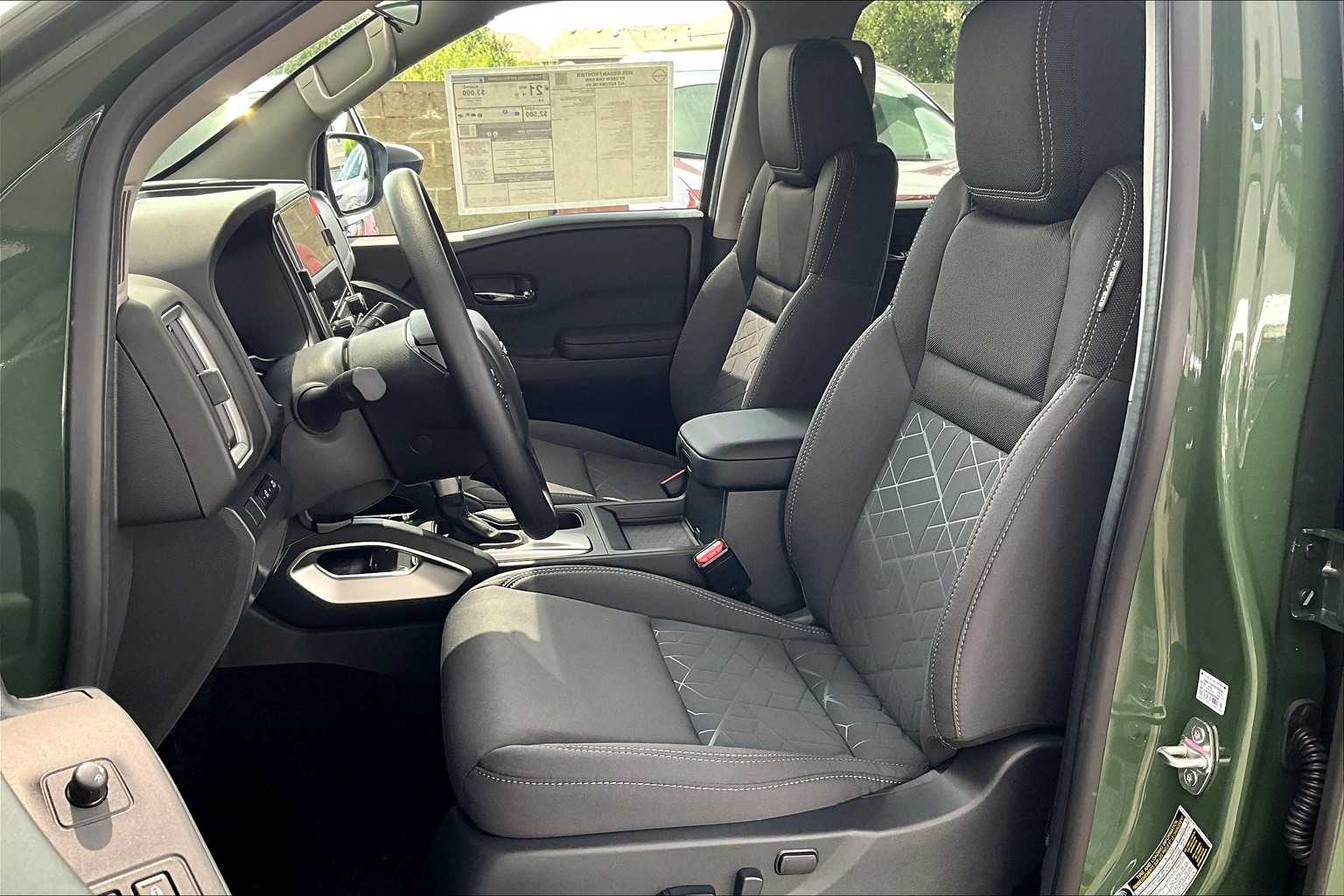 2025 Nissan Frontier SV photo 14