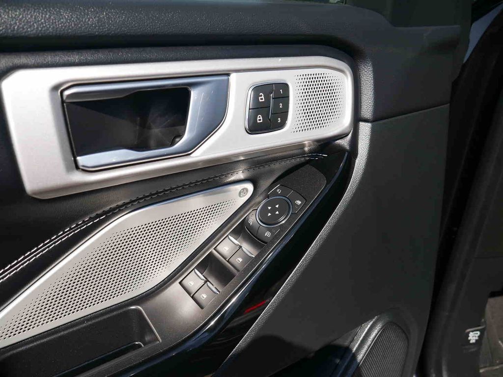 2022 Ford Explorer ST photo 23