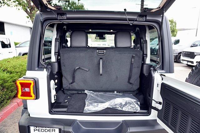 New 2025 Bright White Clear-Coat Exterior Paint Jeep Rubicon image 19