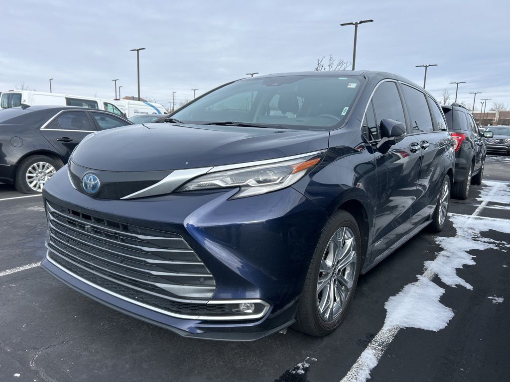 2021 Toyota Sienna Platinum's photo