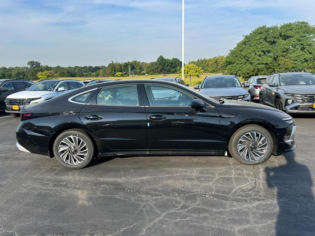 2025 Hyundai Sonata Hybrid Limited photo 2