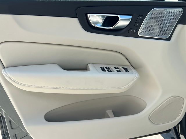 2026 Volvo XC60 Hybrid T8 photo 23