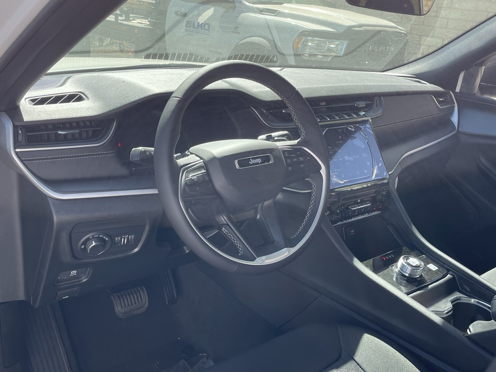 2025 Jeep Grand Cherokee Laredo X photo 14