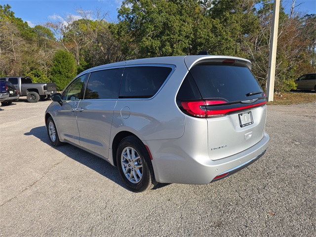 2024 Chrysler Pacifica Touring L photo 3