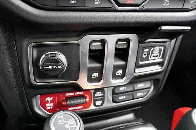 New 2025 Bright White Clear-Coat Exterior Paint Jeep Rubicon image 34