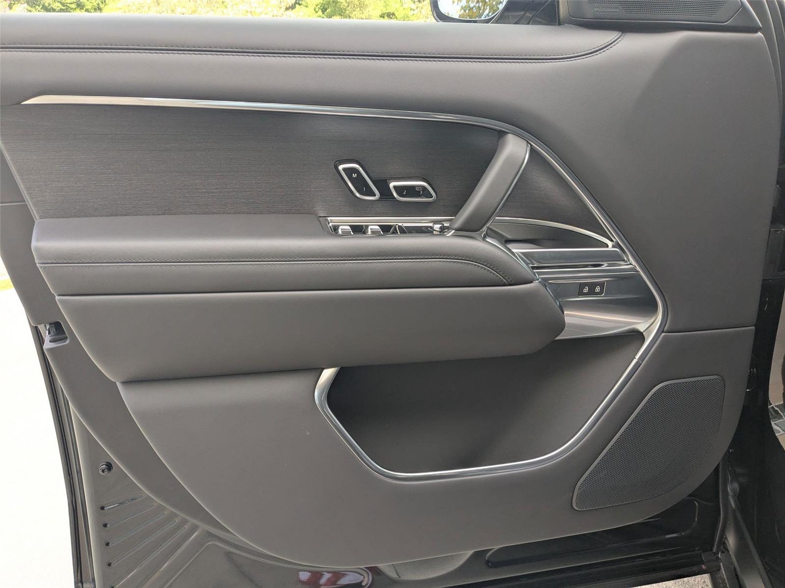 2025 Land Rover Range Rover SE photo 10