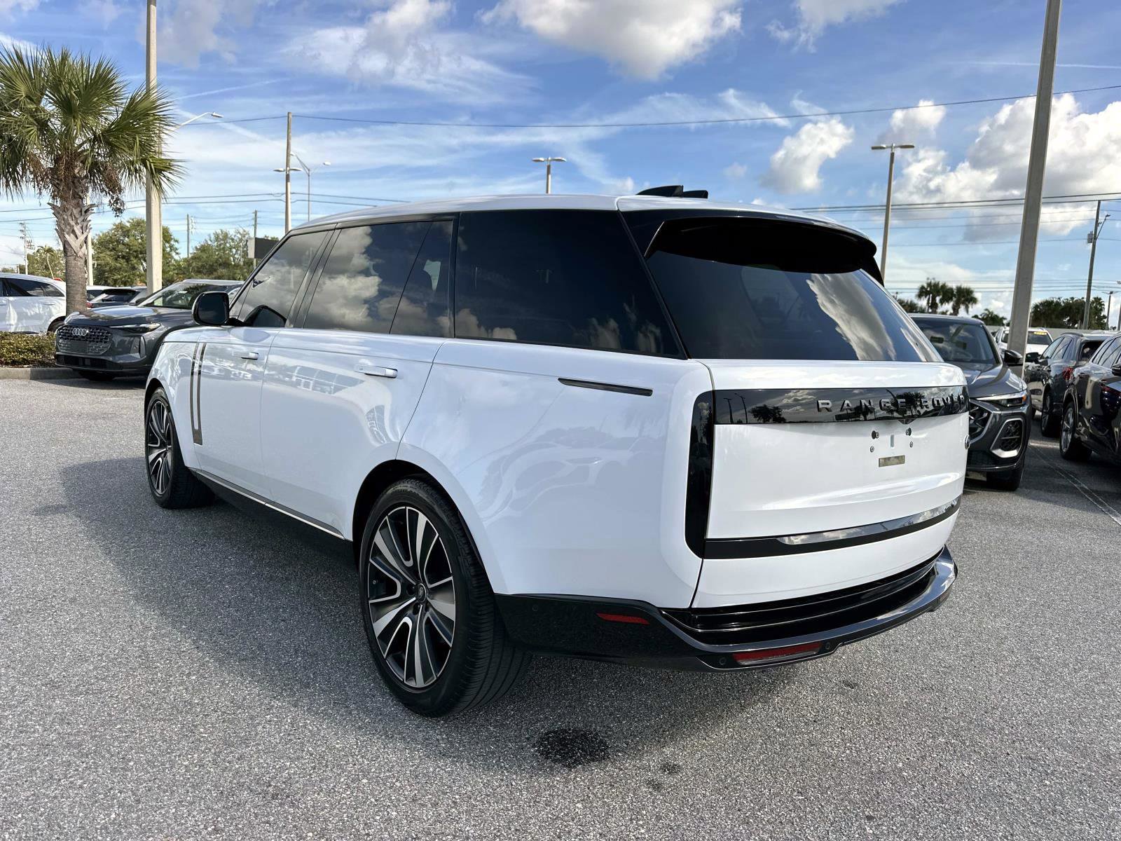 2023 Land Rover Range Rover SE photo 3