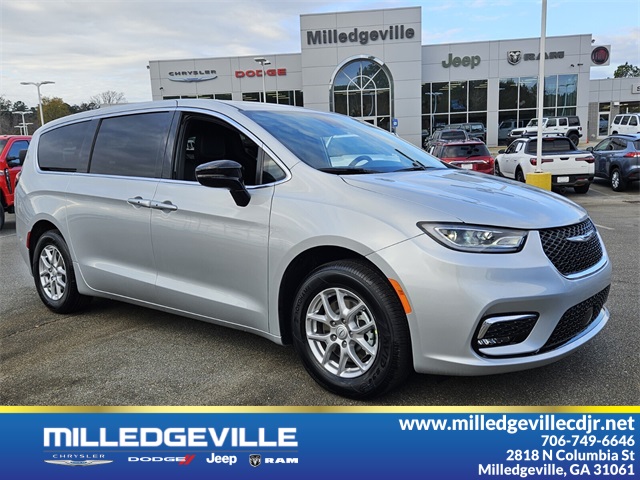 2026 Chrysler Pacifica Select's photo