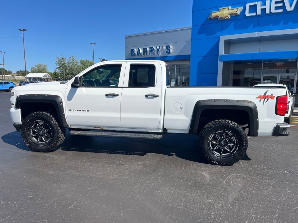 2016 Chevrolet Silverado 1500 Custom photo 2