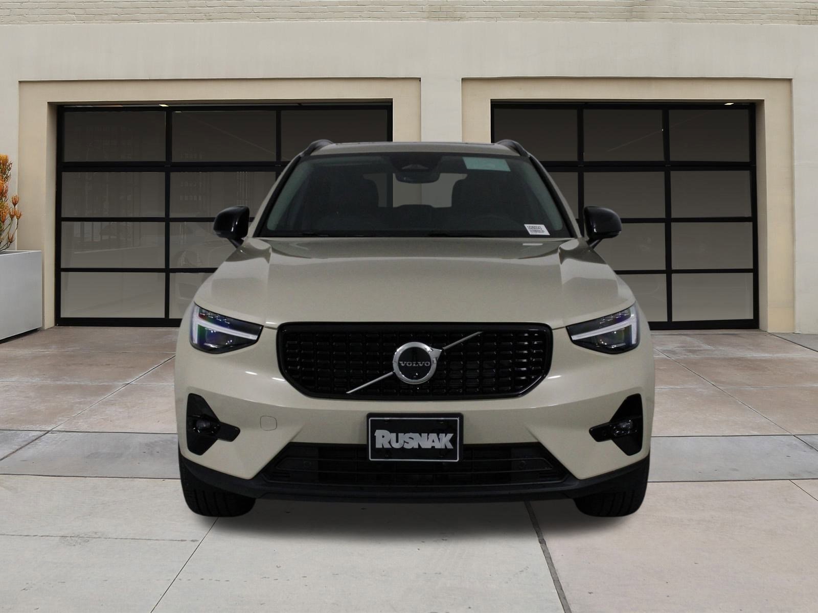 2026 Volvo XC40 photo 2
