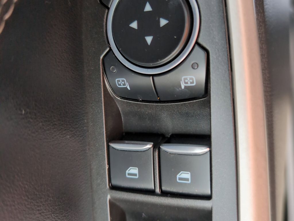 2023 Ford Explorer XLT photo 26
