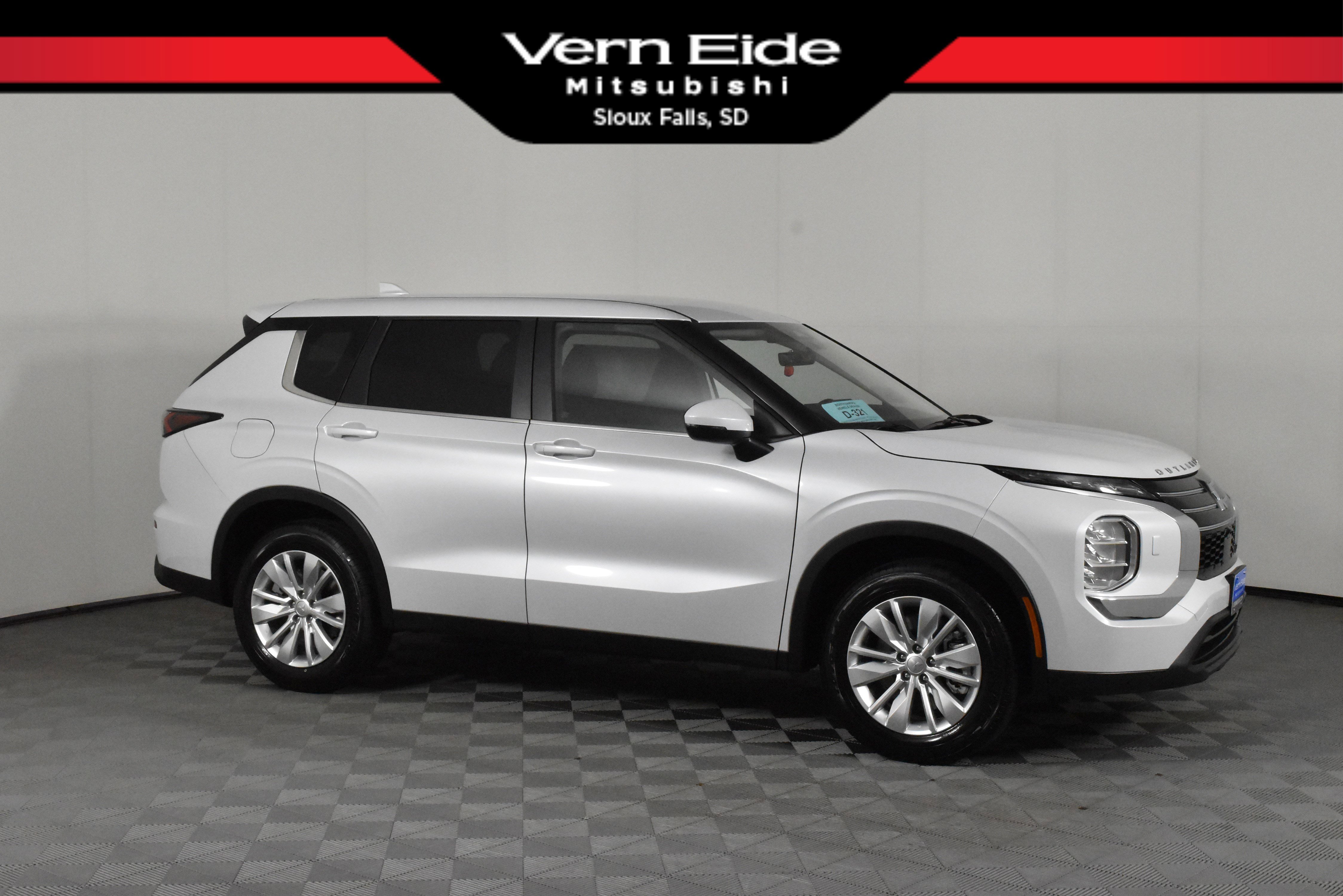 2025 Mitsubishi Outlander ES's photo