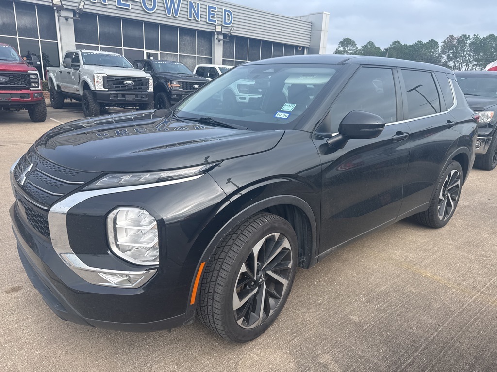 2022 Mitsubishi Outlander ES's photo