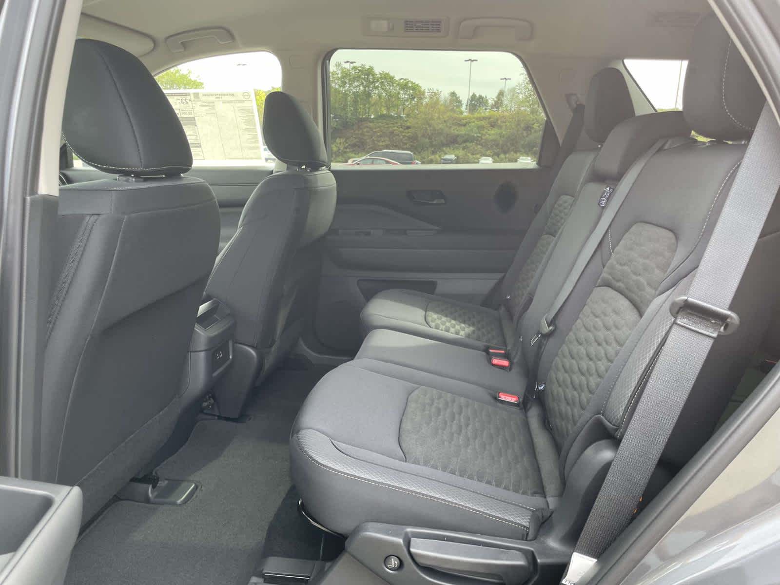 2025 Nissan Pathfinder S photo 13