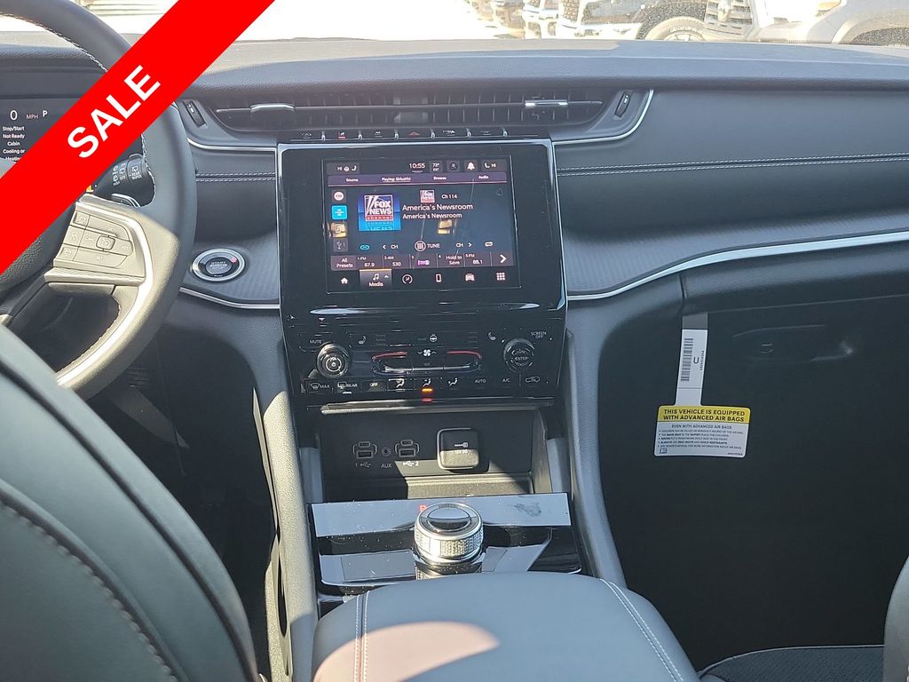2025 Jeep Grand Cherokee Laredo Altitude photo 28