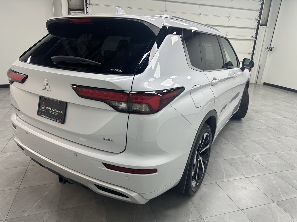 2023 Mitsubishi Outlander SEL photo 4