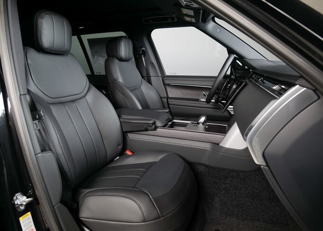 2025 Land Rover Range Rover SE photo 3