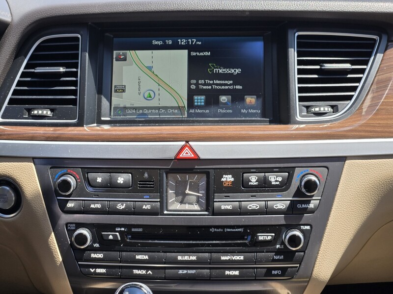 2015 Hyundai Genesis 3.8 RWD photo 12