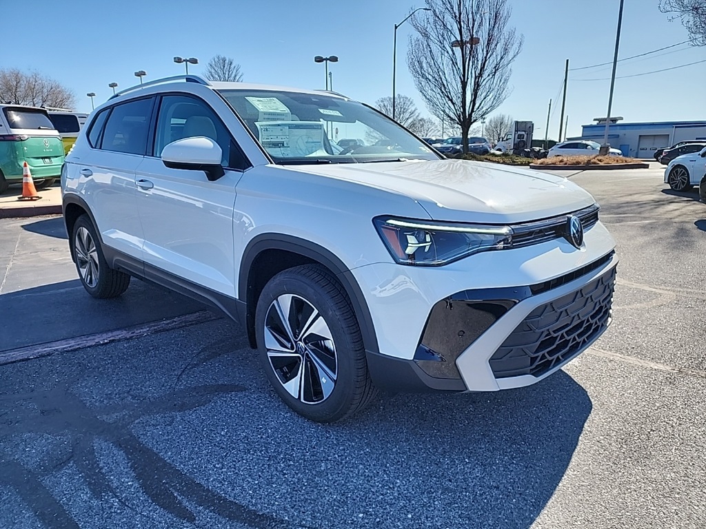 2025 Volkswagen Taos SE's photo