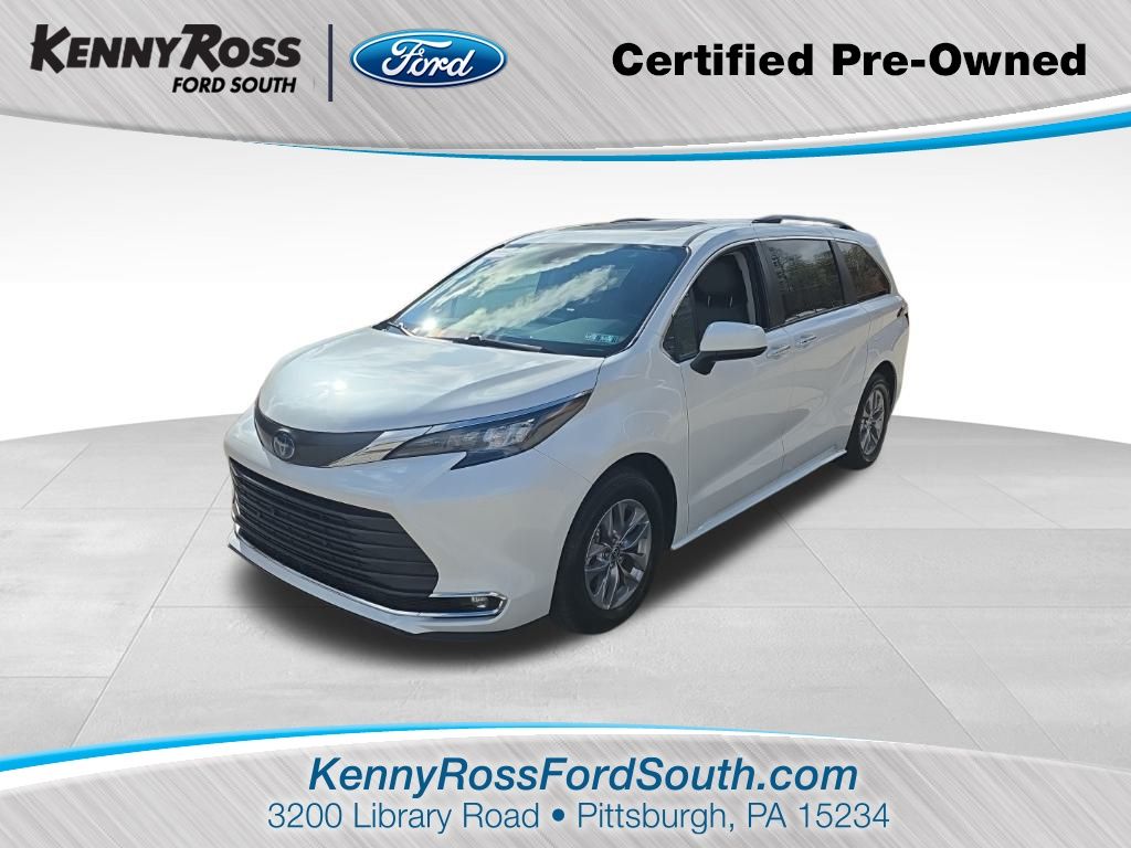 2024 Toyota Sienna XLE's photo