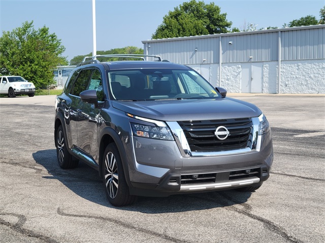 2025 Nissan Pathfinder Platinum photo 2