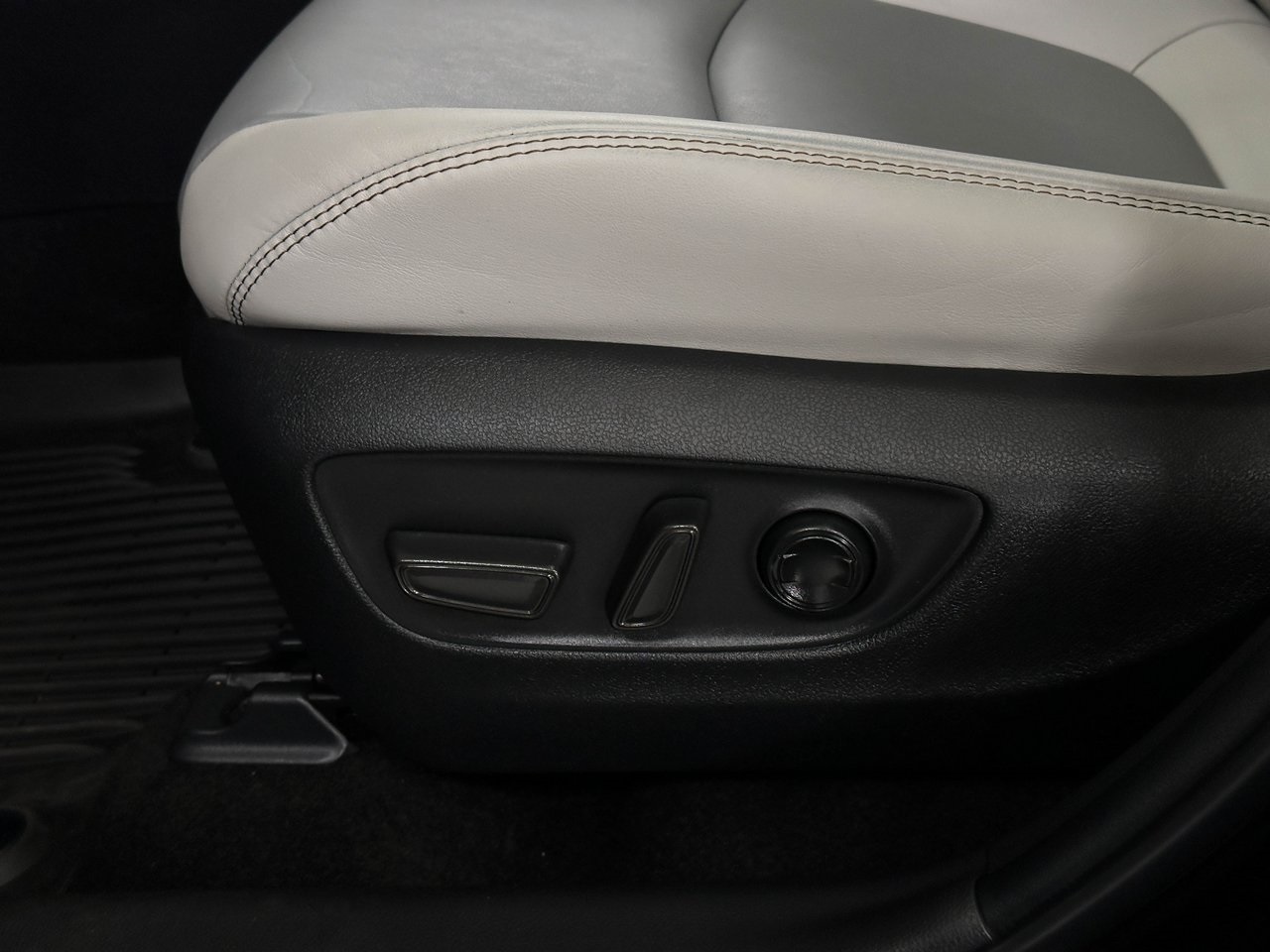 2023 Toyota RAV4 XLE Premium photo 12