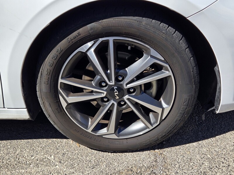 2023 Kia Forte LXS photo 3