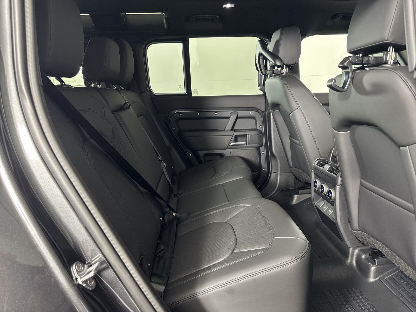 2025 Land Rover Defender 110 S photo 25