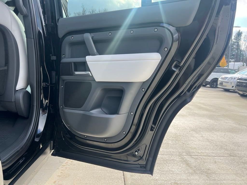2025 Land Rover Defender 130 X-Dynamic SE photo 9
