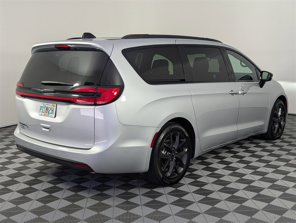 2024 Chrysler Pacifica Touring L photo 2