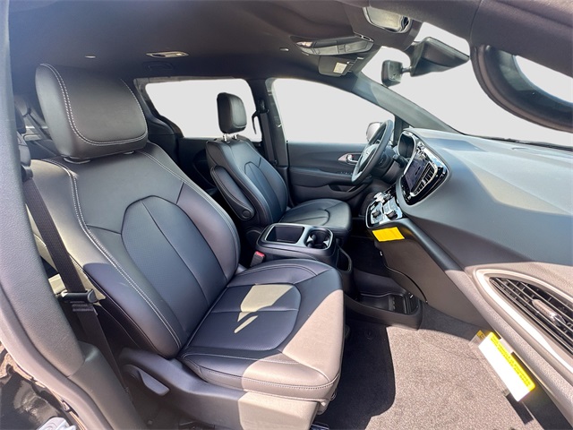 2025 Chrysler Voyager LX photo 26