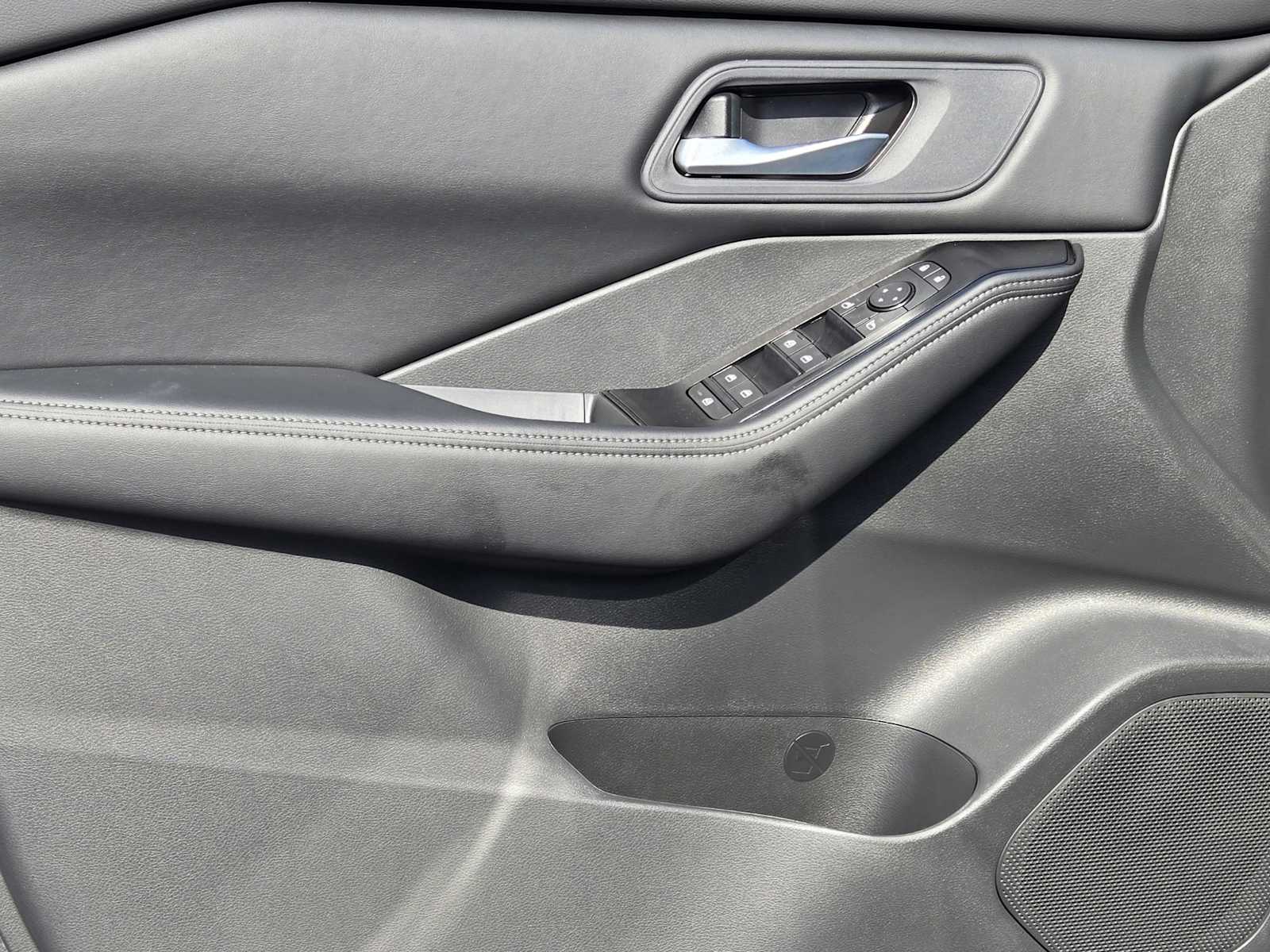 2026 Nissan Rogue SV photo 18