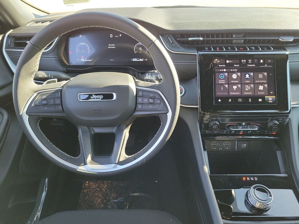 2025 Jeep Grand Cherokee Laredo photo 3